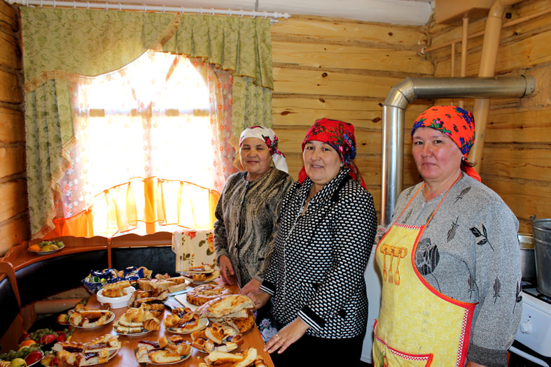 женщины готовят праздничный обед